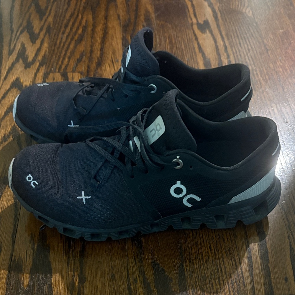On Running womens Black and White Athletic Shoes , size 6.5